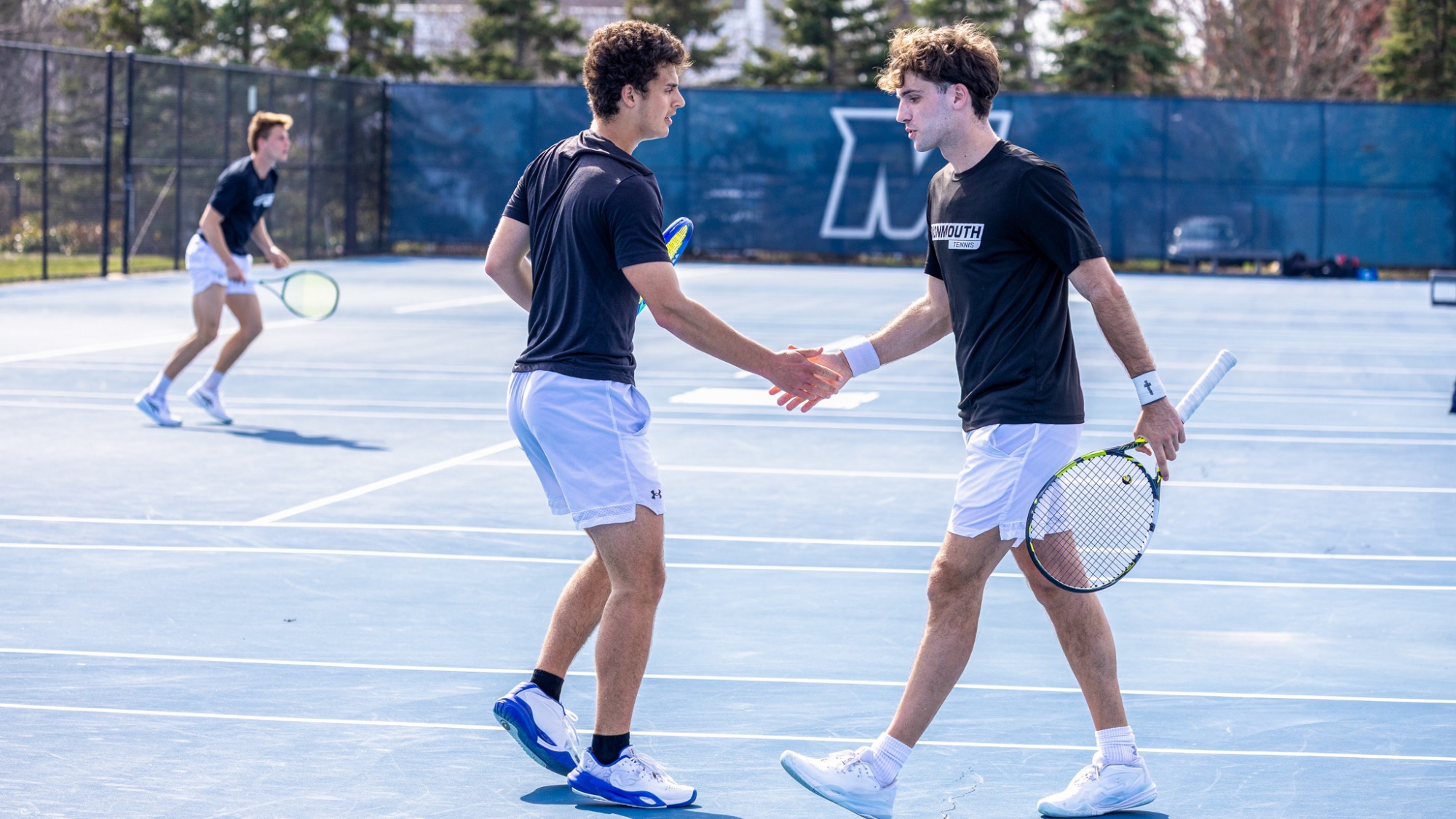 Sasha Vysochenko and Alex Martinez Sanz slaps hands on the court