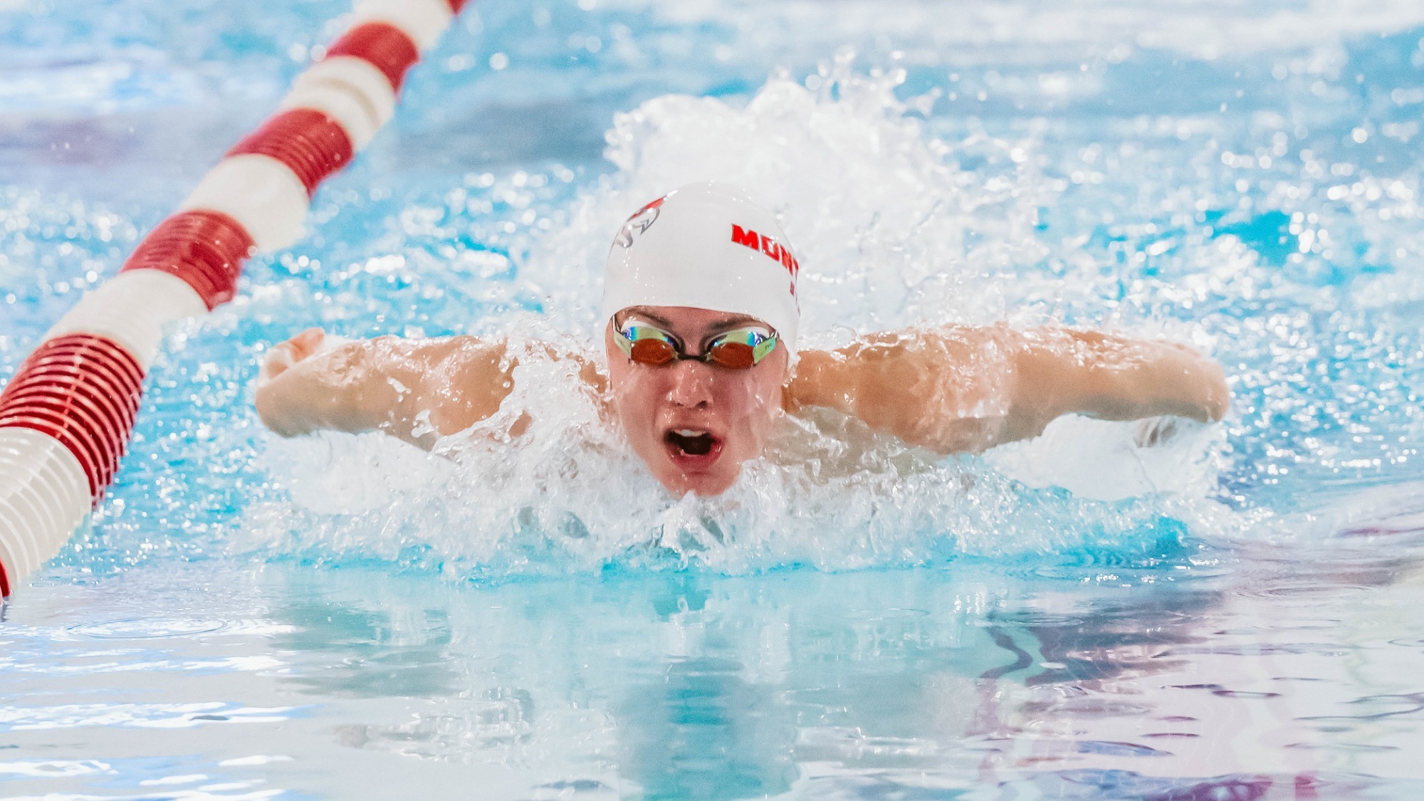 Stiletto poshnali tanlagan ayol surati Sasha Vertinskaya yalangoch