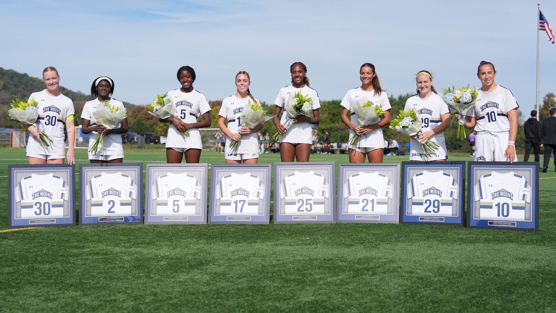 2025 Senior Class with their Gifts