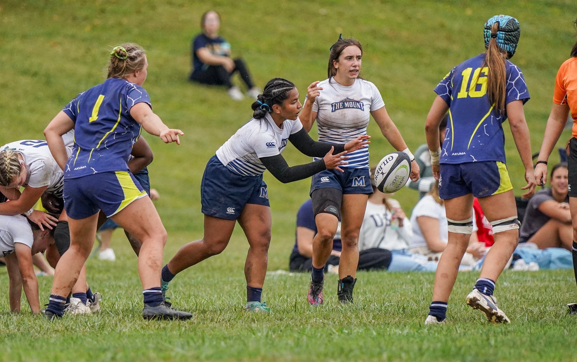 Anita Manglona passes the ball from the ruck v. Queens 