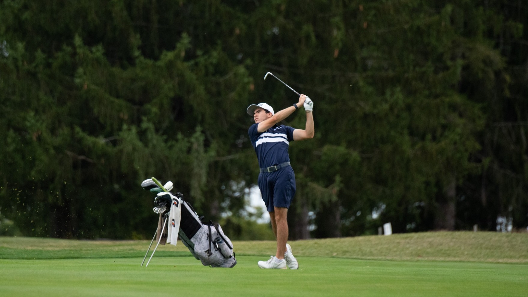 Santiago Bonequi Putting Golf Ball
