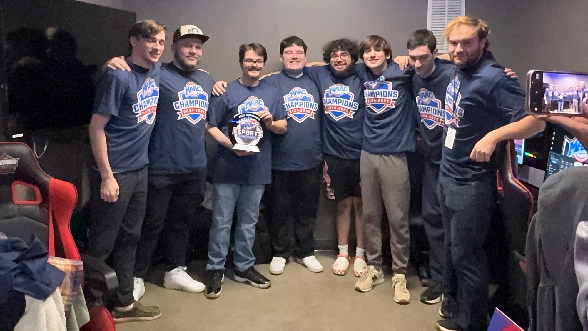 Mount Esports Team Pose for Winning the 2025 MAAC Championship for Overwatch