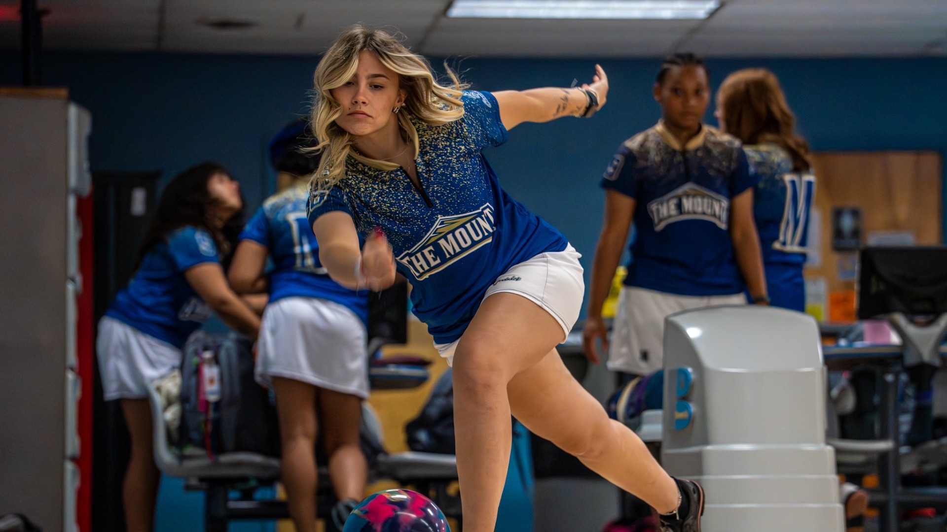 Mount Bowler Throws a Ball 