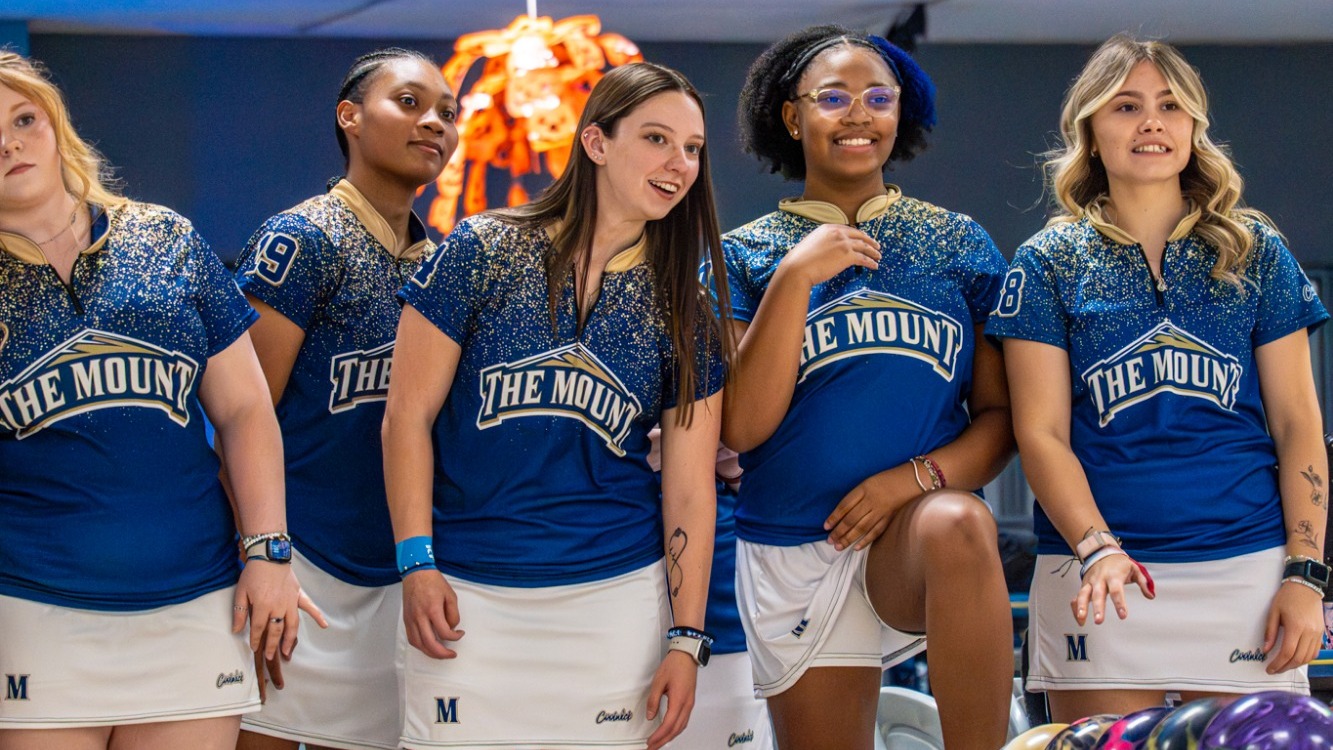Five Mount Bowlers Watch a Shot Go By
