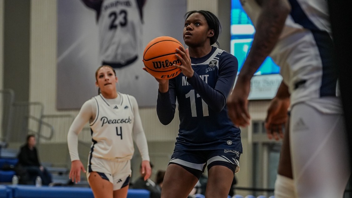 Kayla Lindsey Shooting a Free Throw at Saint Peter's 