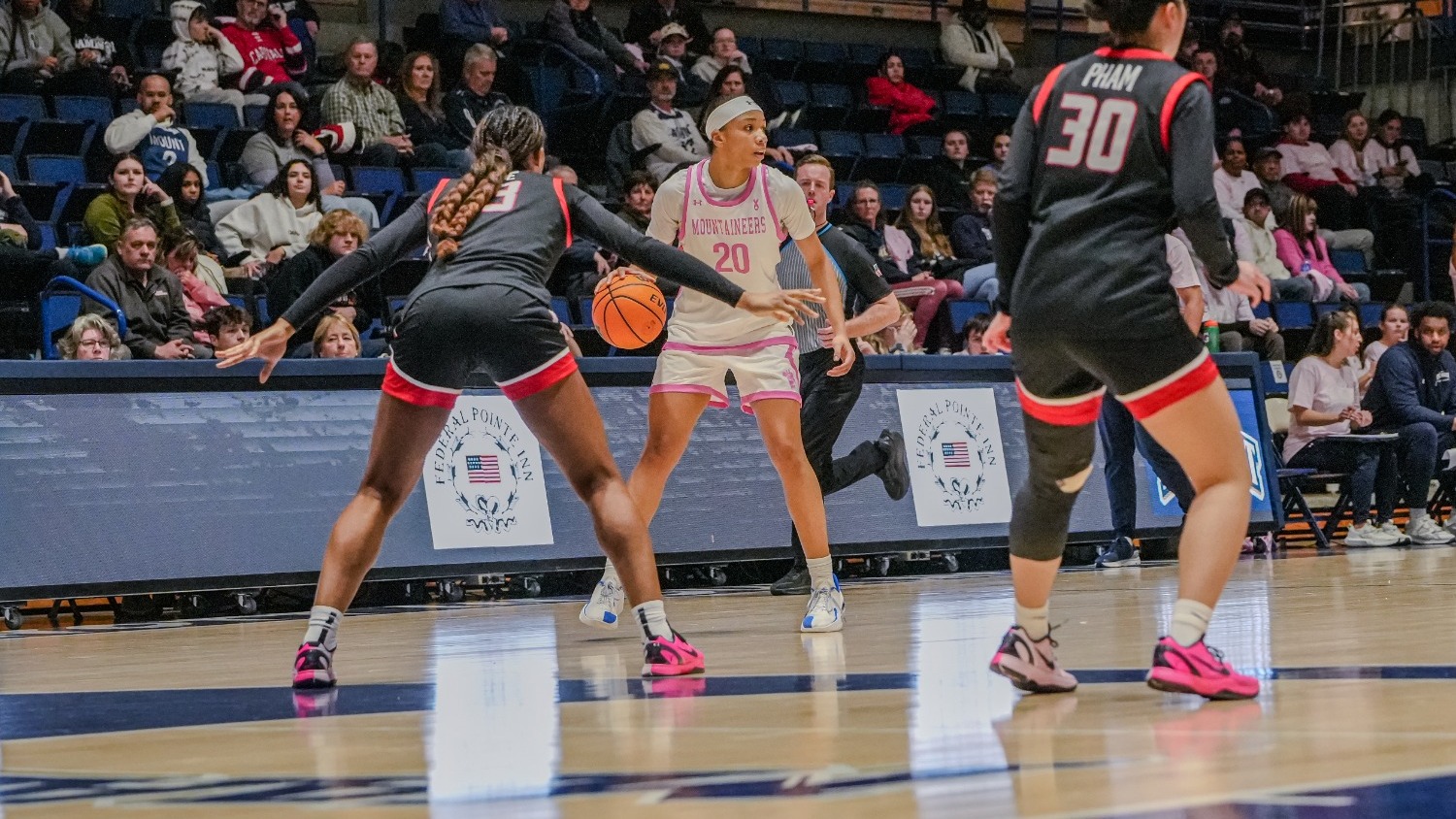 Jaedyn Jamison Trying to Find an Outlet Against the Fairfield Defense