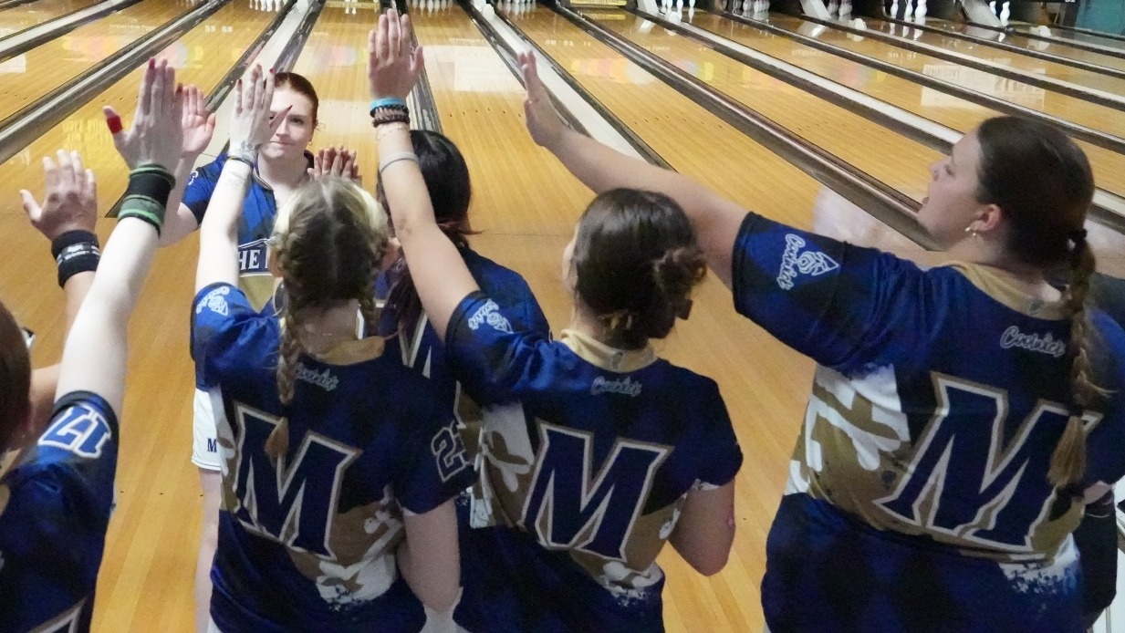 Piper Chalmers High Fiving Teammates