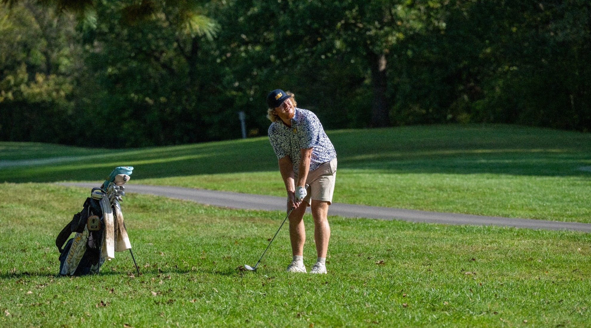 Carter Stried Chipping a golf ball