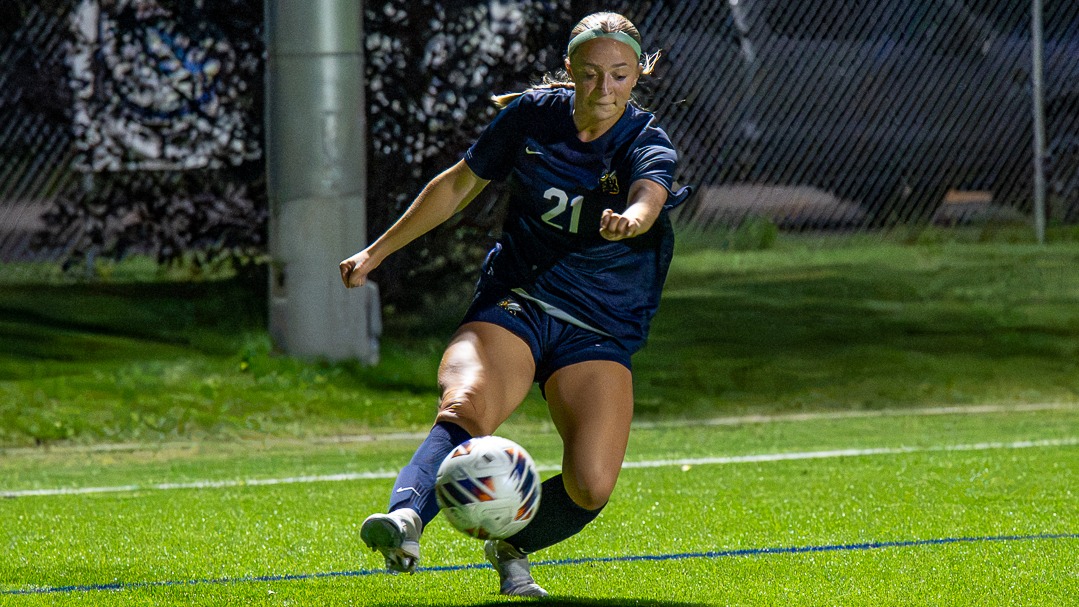 Jordyn Daigle crosses the ball