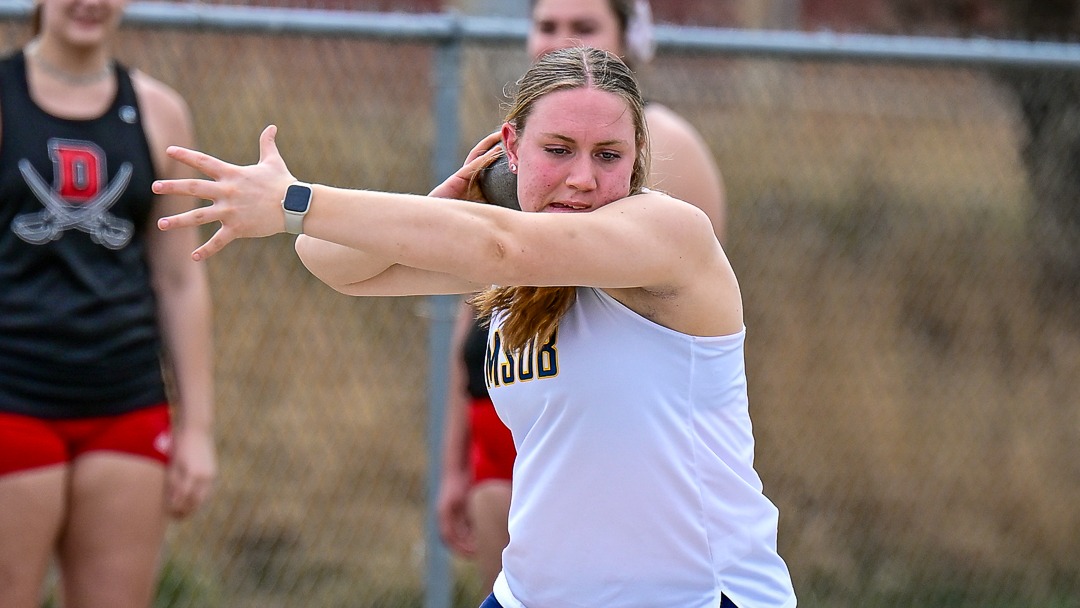 Rae Smart throws the shot put for MSUB