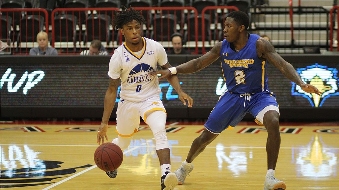 Walker's SeasonHigh Not Enough for Men's Hoops Against Green Bay