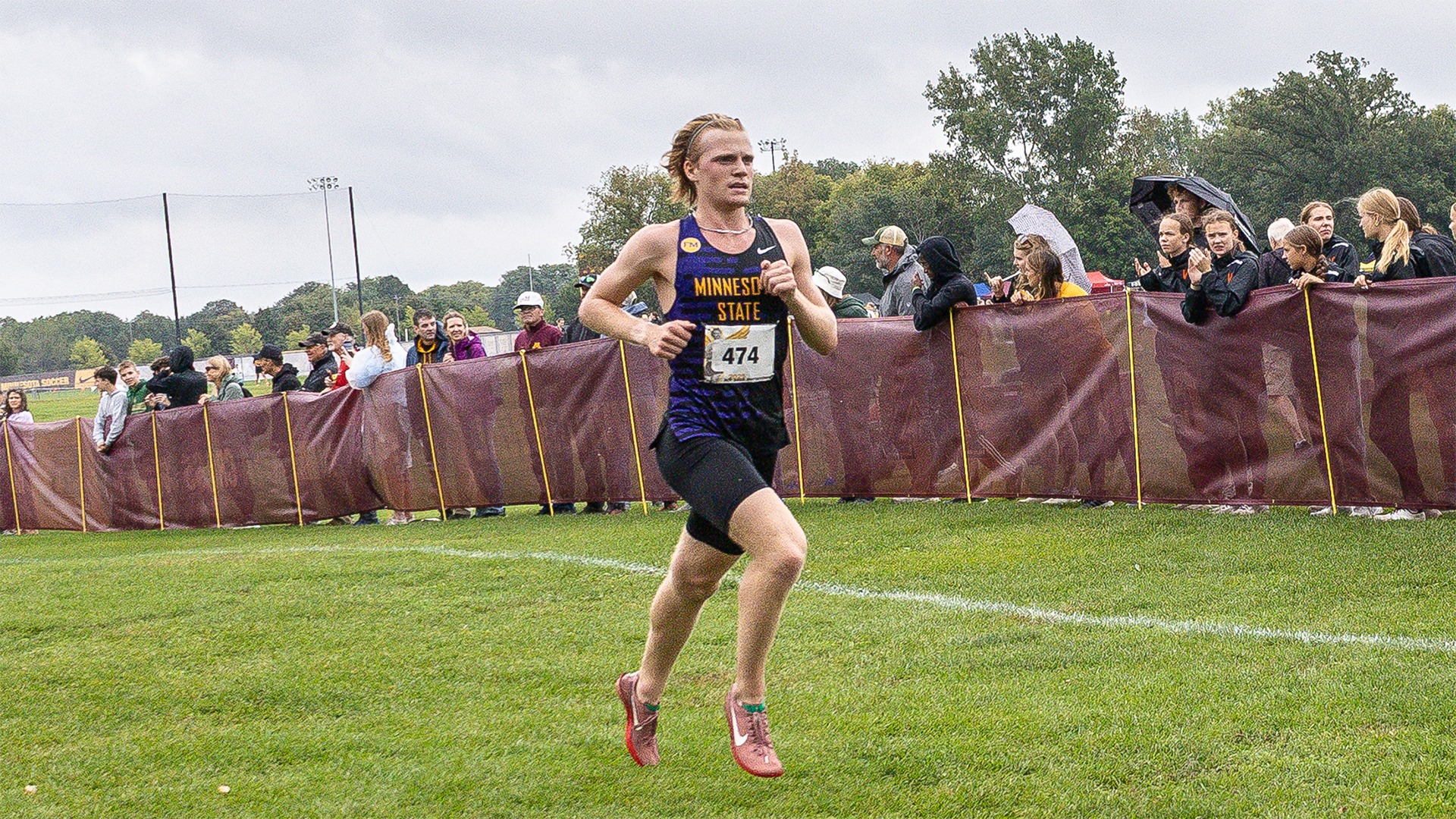 Erek Ross confidently strides at the Roy Griak Invitational