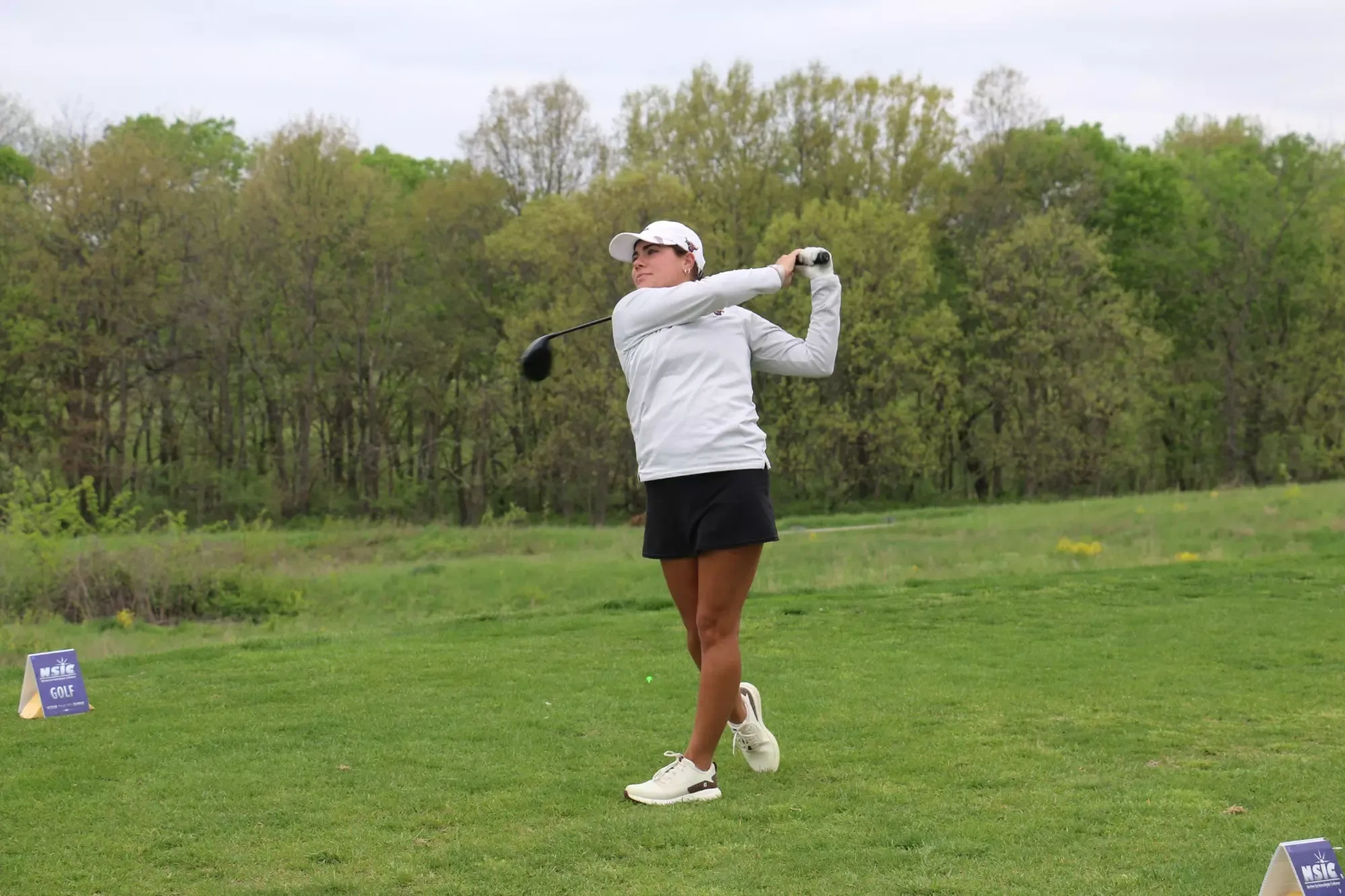 Ava Olson swinging her driver at the NSIC Championships