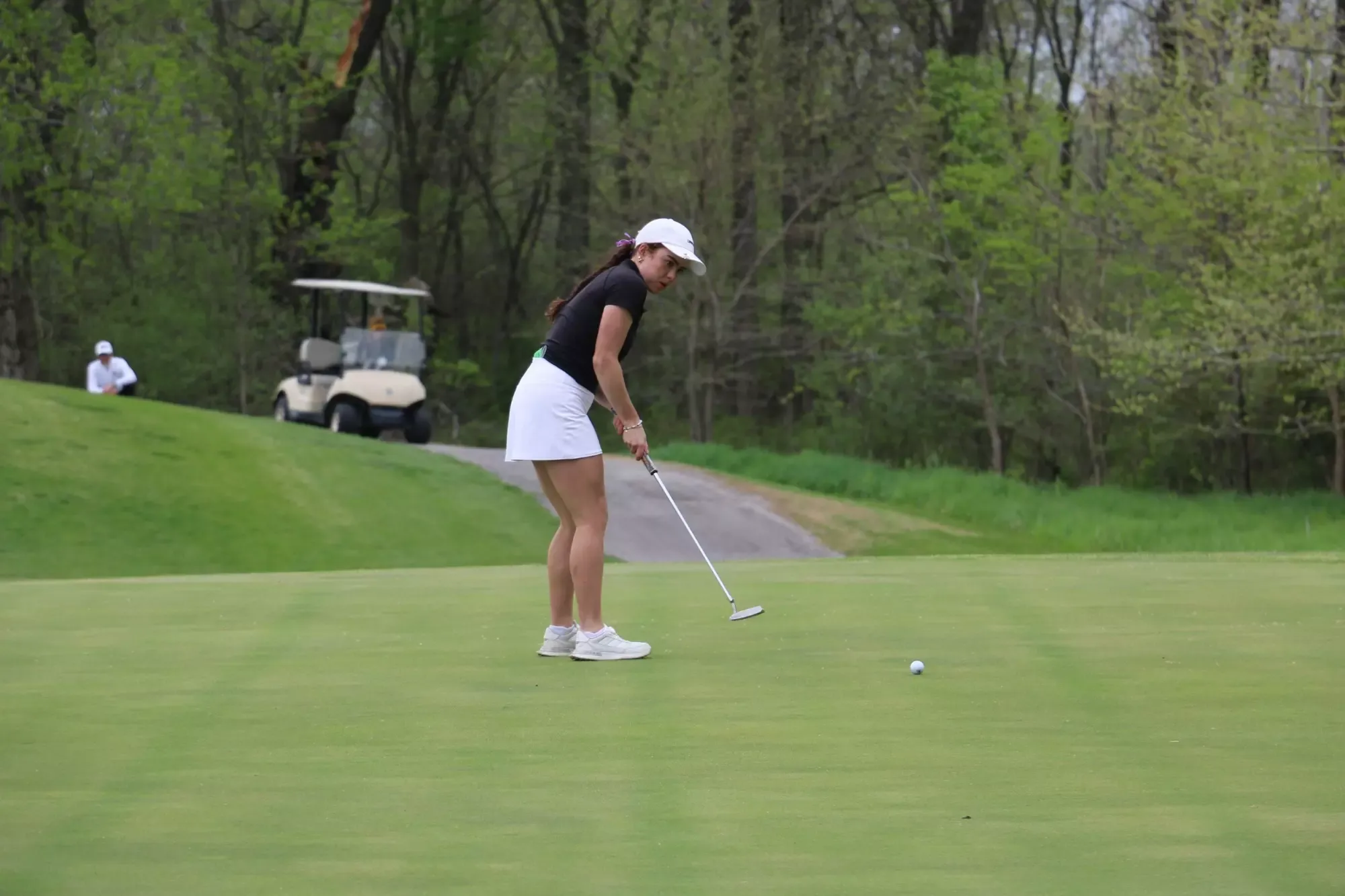 A photo of Sammy Youngquist putting at the NSIC Championships
