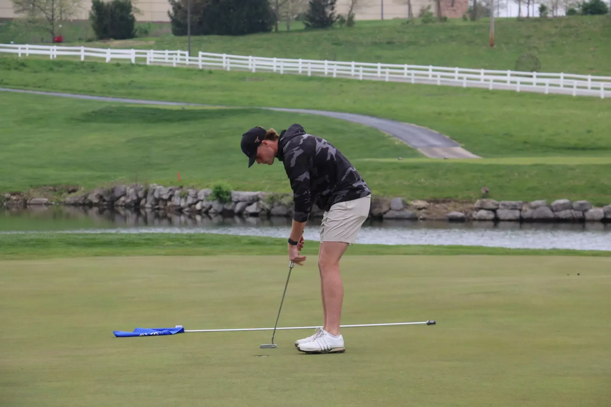Hogan Ordal tapping the ball into the cup at the NSIC Championships
