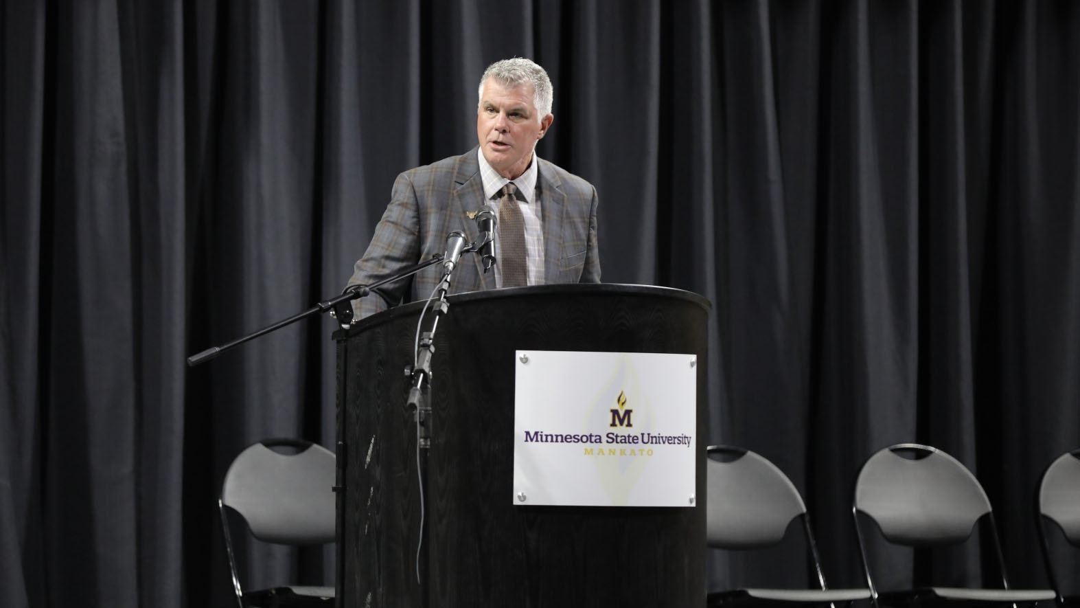 Kevin Buisman gives his remarks prior to the MSU Athletics Hall of Fame Ceremony