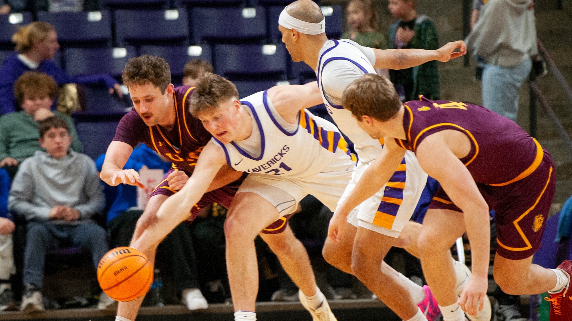 Colton Benson battles for a loose ball in Minnesota State's win over Minnesota Duluth (1.17)