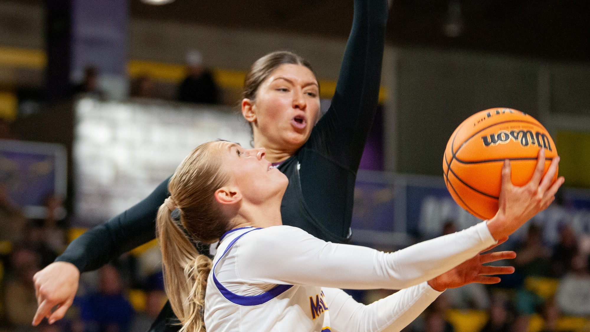 Adeline Kent goes up for a reverse layup in Minnesota State's win over Minnesota Duluth (1.17)