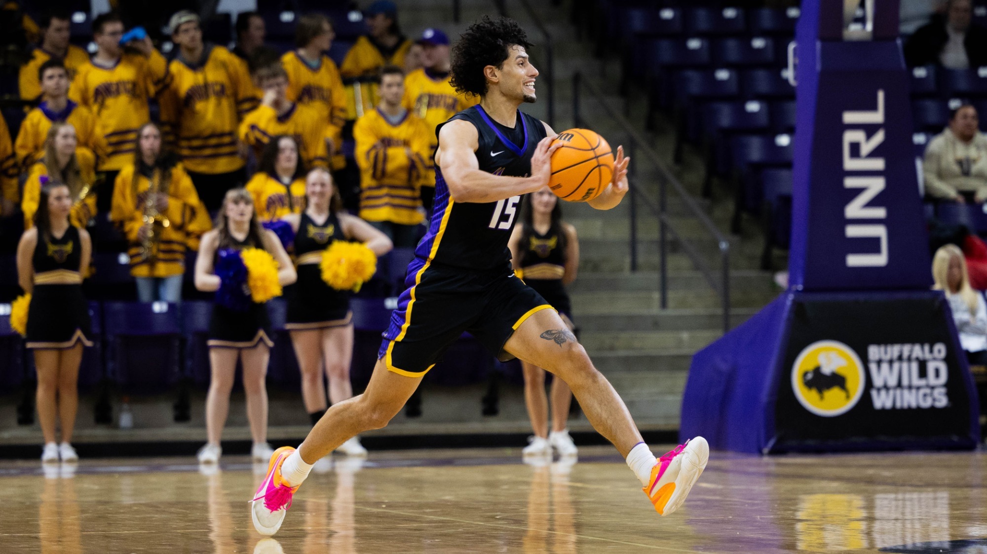 Trijan Smith throws an outlet pass during MSU's game against SMSU (2.7)