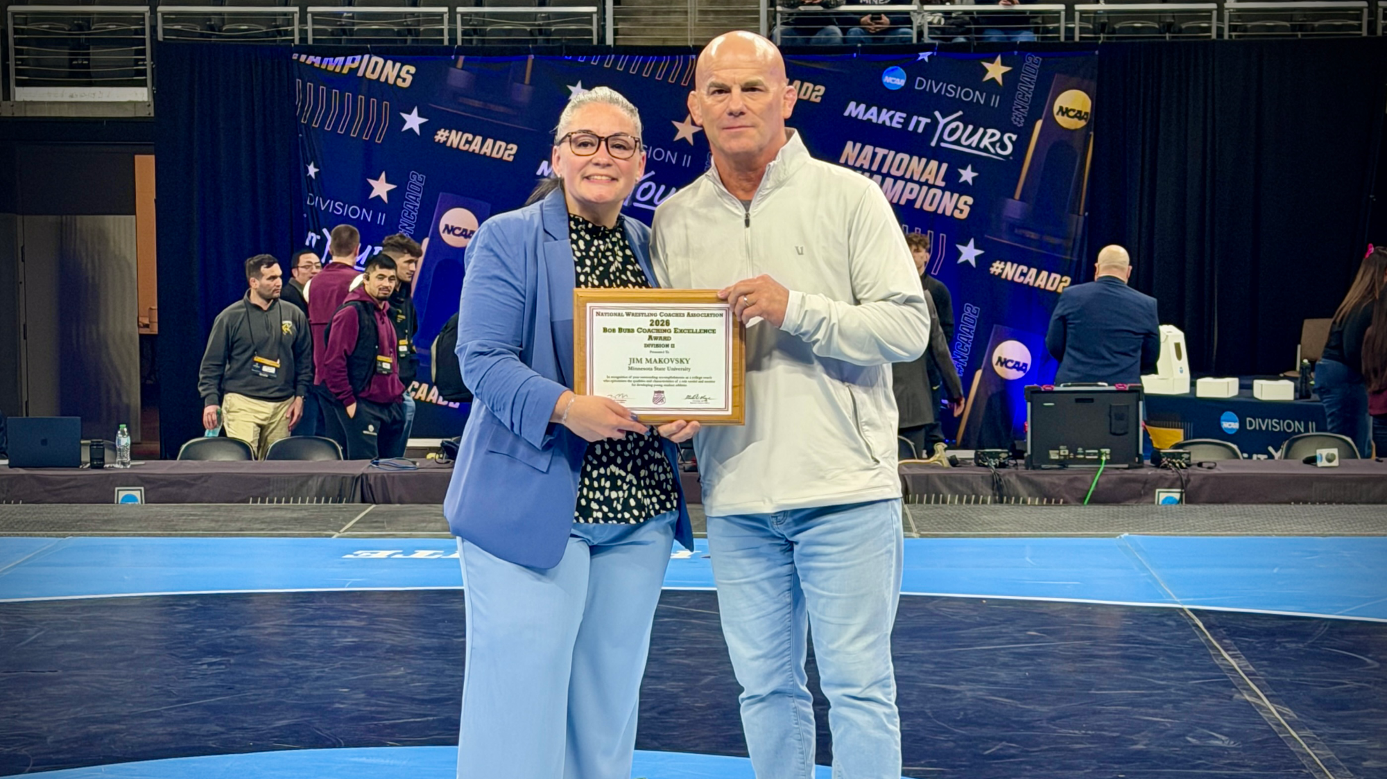 Minnesota State head coach Jim Makovsky accepts the Bob Bubb Coaching Excellence Award