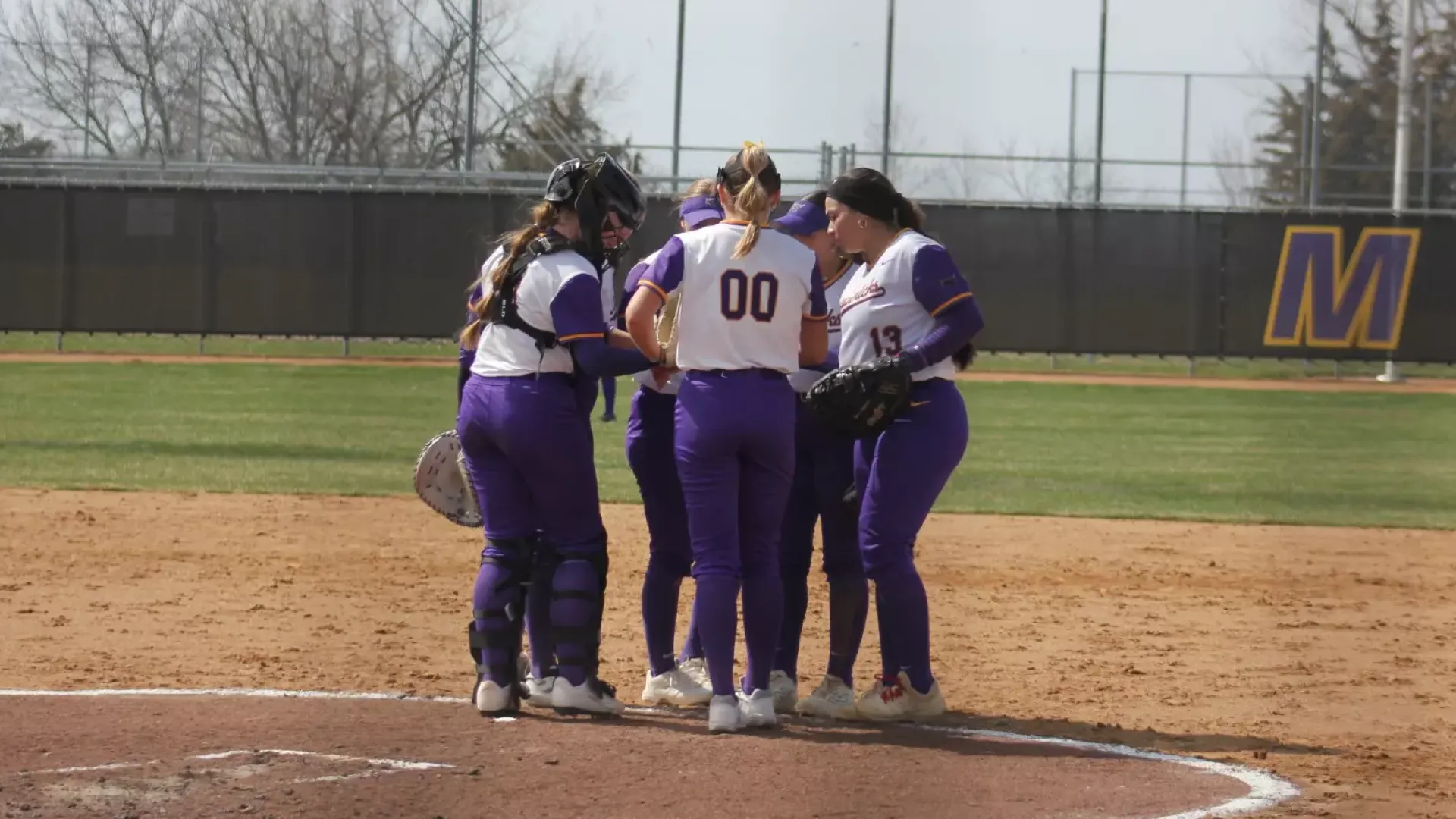 Team talks at the pitching circle