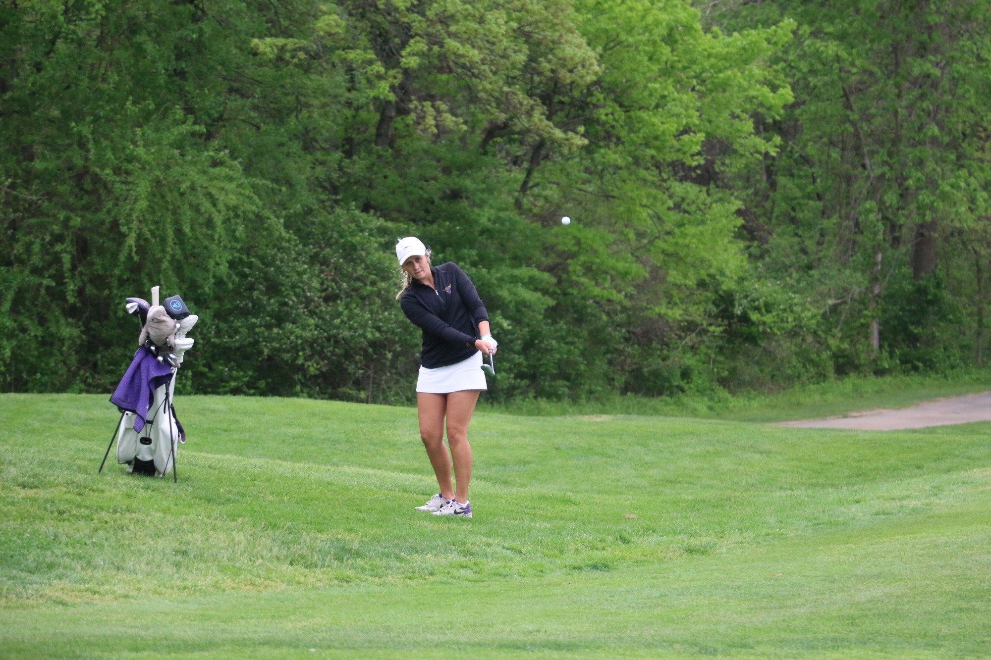 Emerson Garlie chipping the golf ball at the NSIC Championships