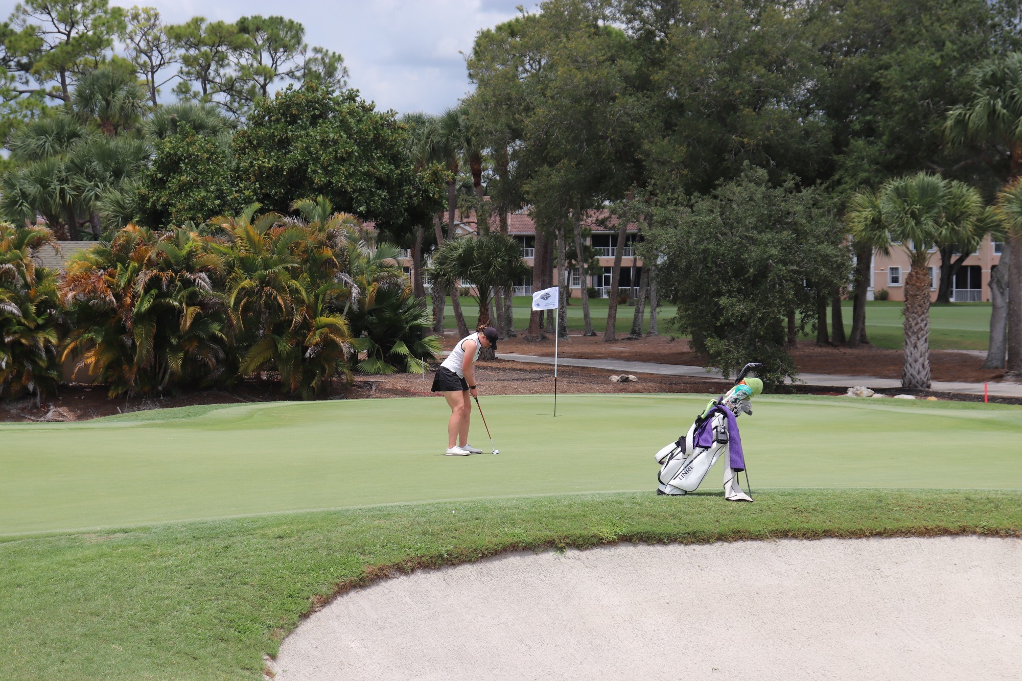 Emma Berge putting at NCAA Championships