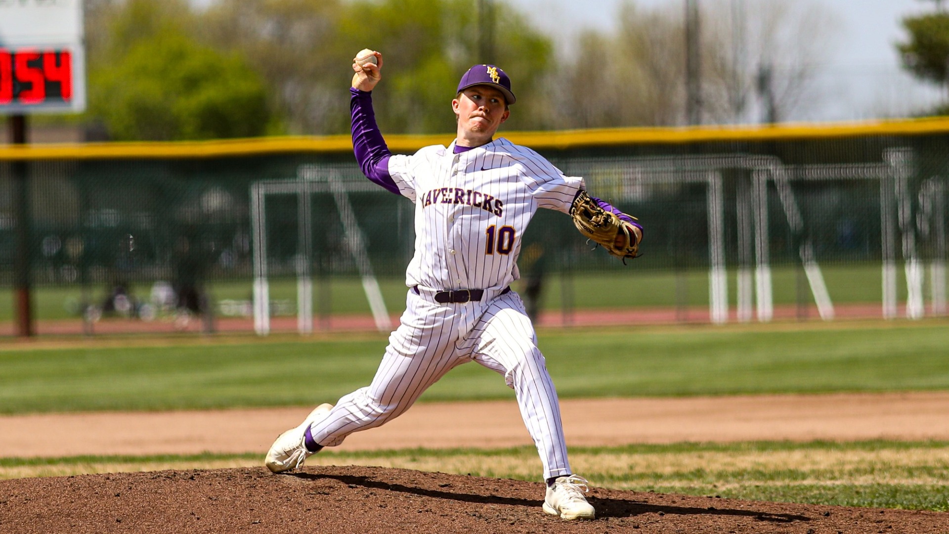Cale Haugen throwing a pitch to Minnesota Duluth