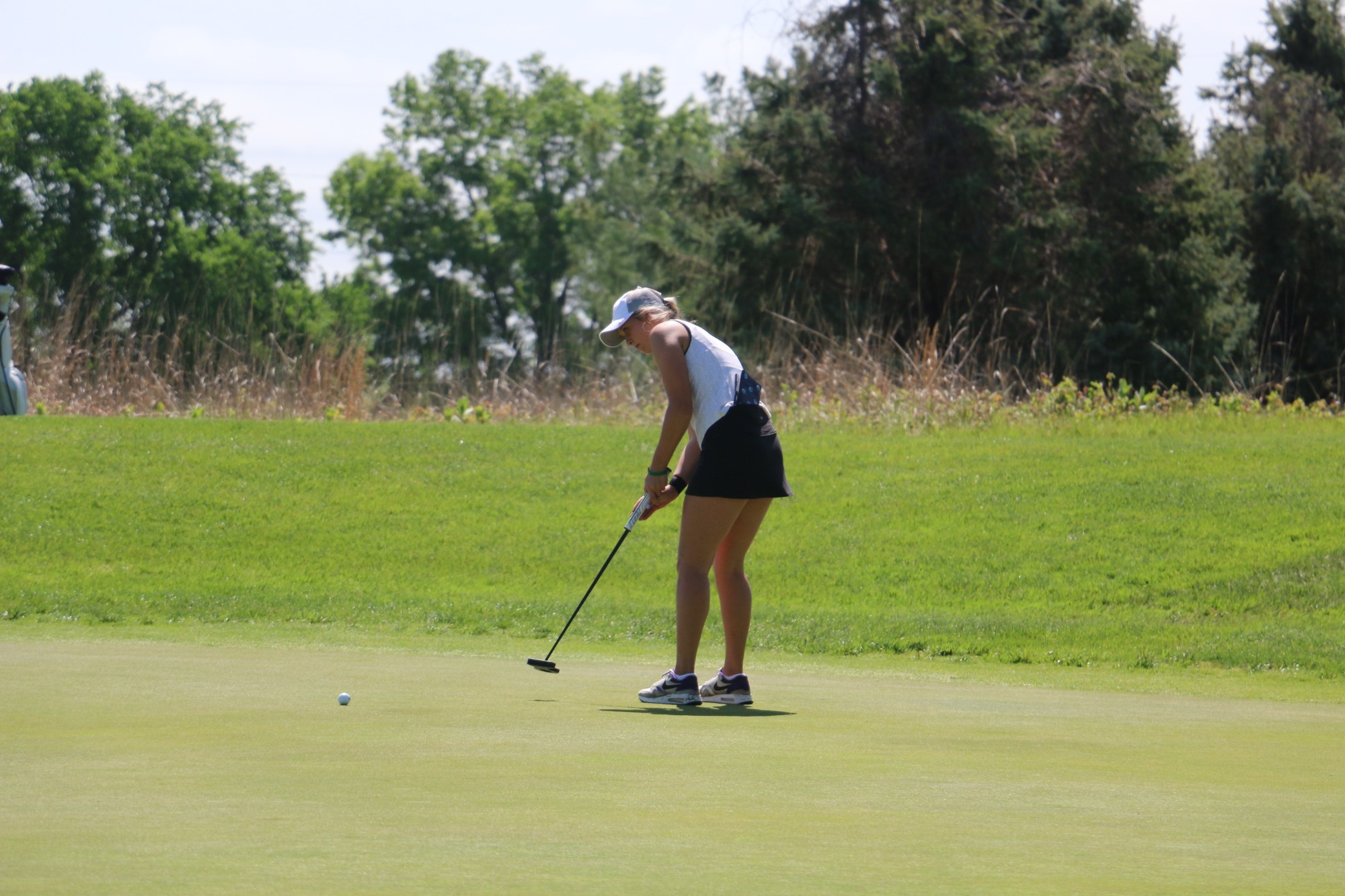 Emerson Garlie putting at the NSIC Championships