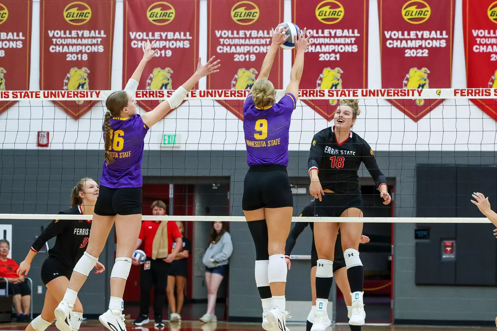 Lily Riese and Olivia Sturgis up for a block