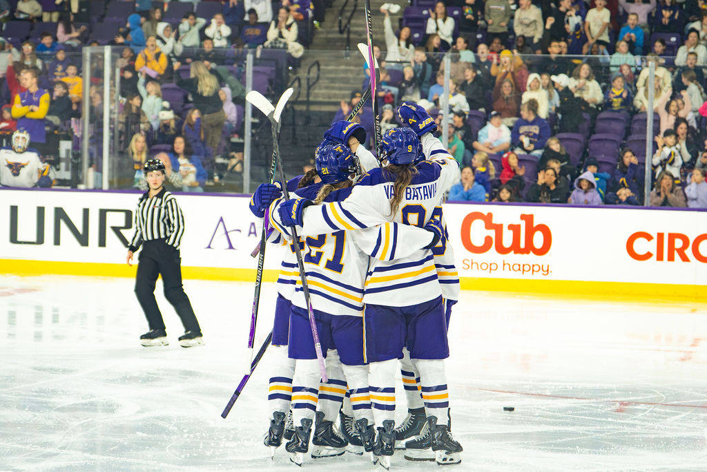 Mavericks celebrating Lauren Zawoyski's goal
