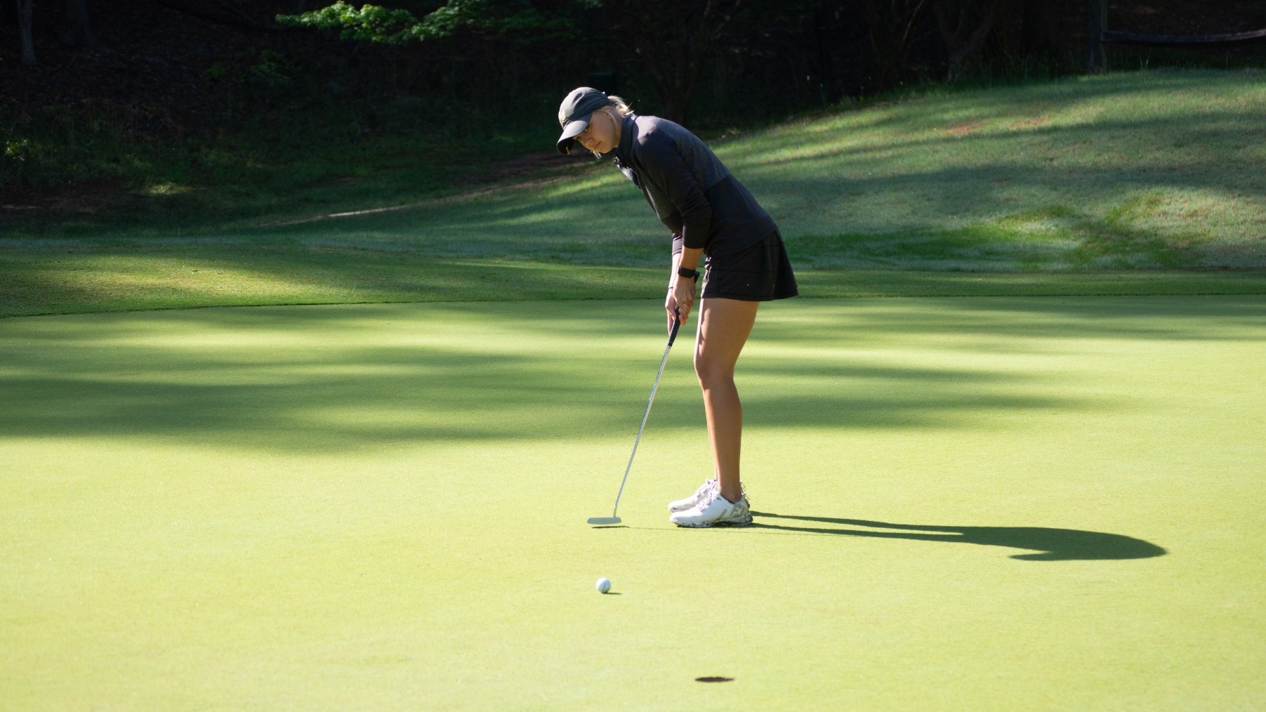 Chloe Kraus putt on the way