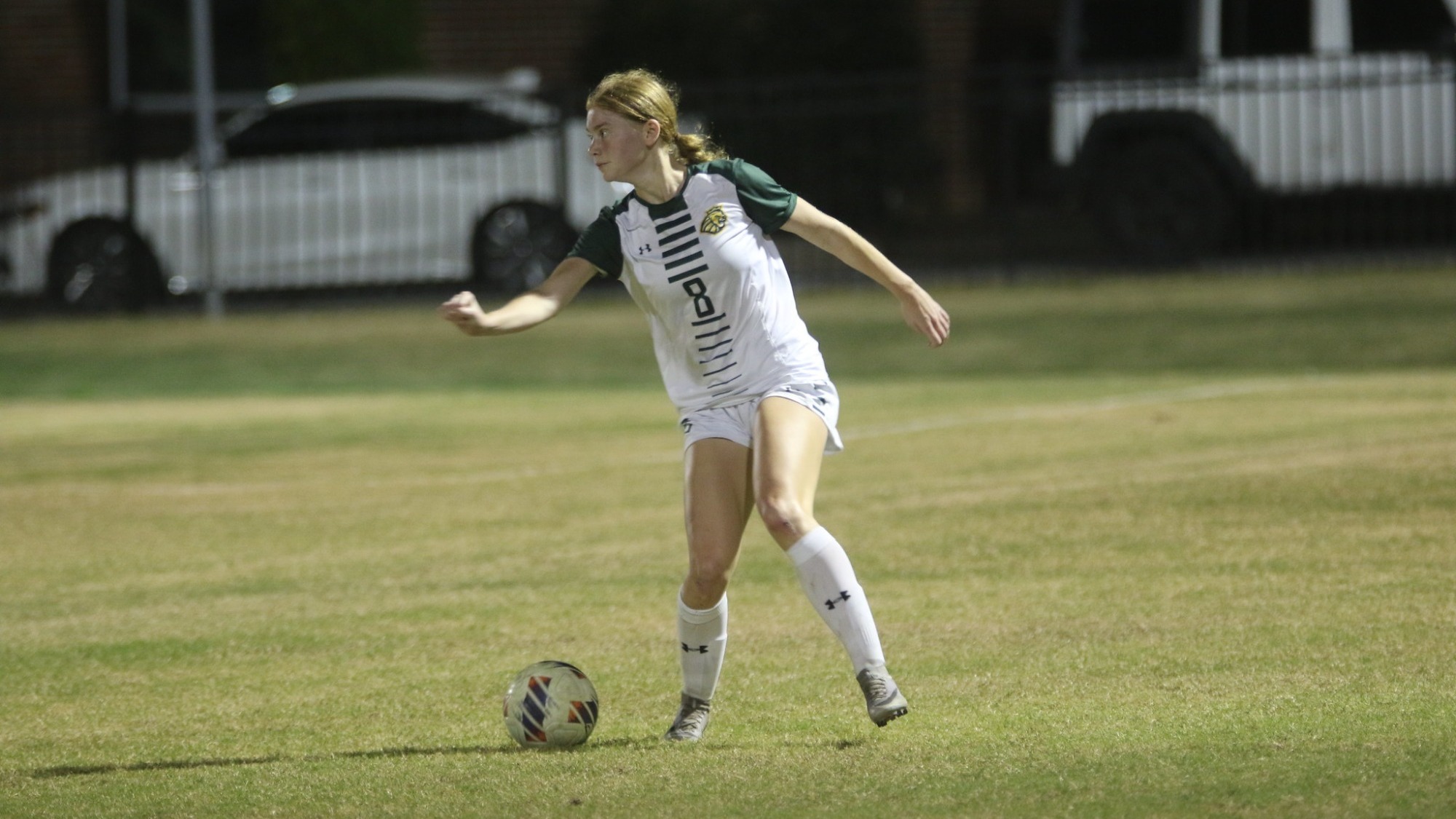 Daphne looking up to pass against Shaw