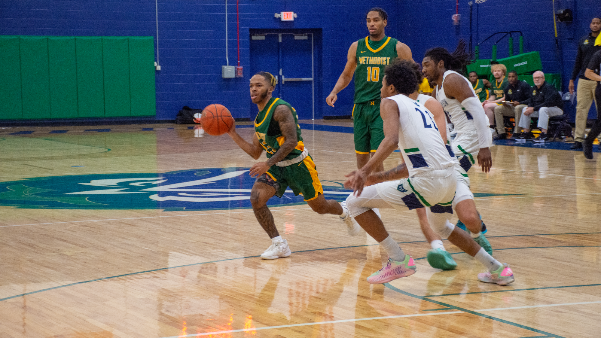 Deuce Rice passing ball versus Warren Wilson