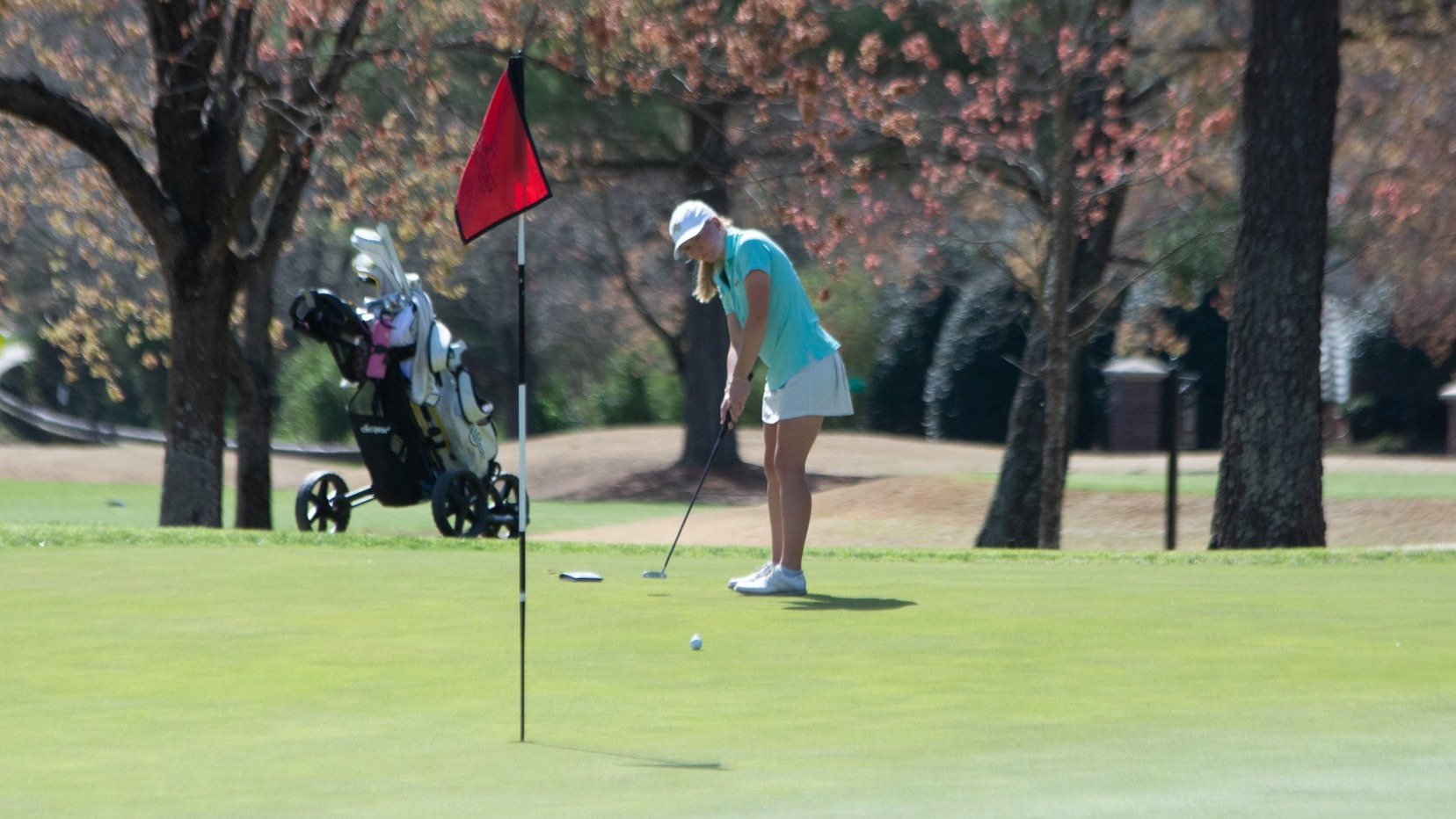 Jenna Rutledge putting at the 2025 Stith Invitational