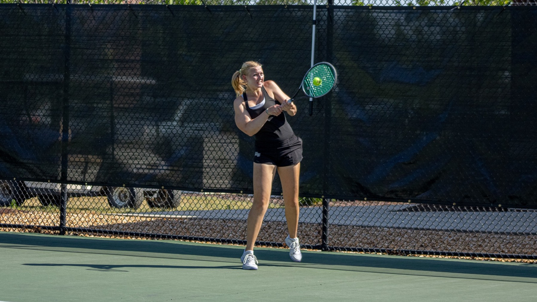 Emma Hulicki returning a serve with backhand