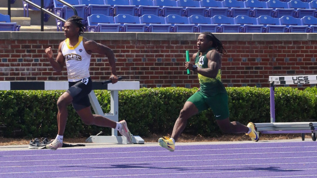 Logan Wade running in the 4x100 at HPU
