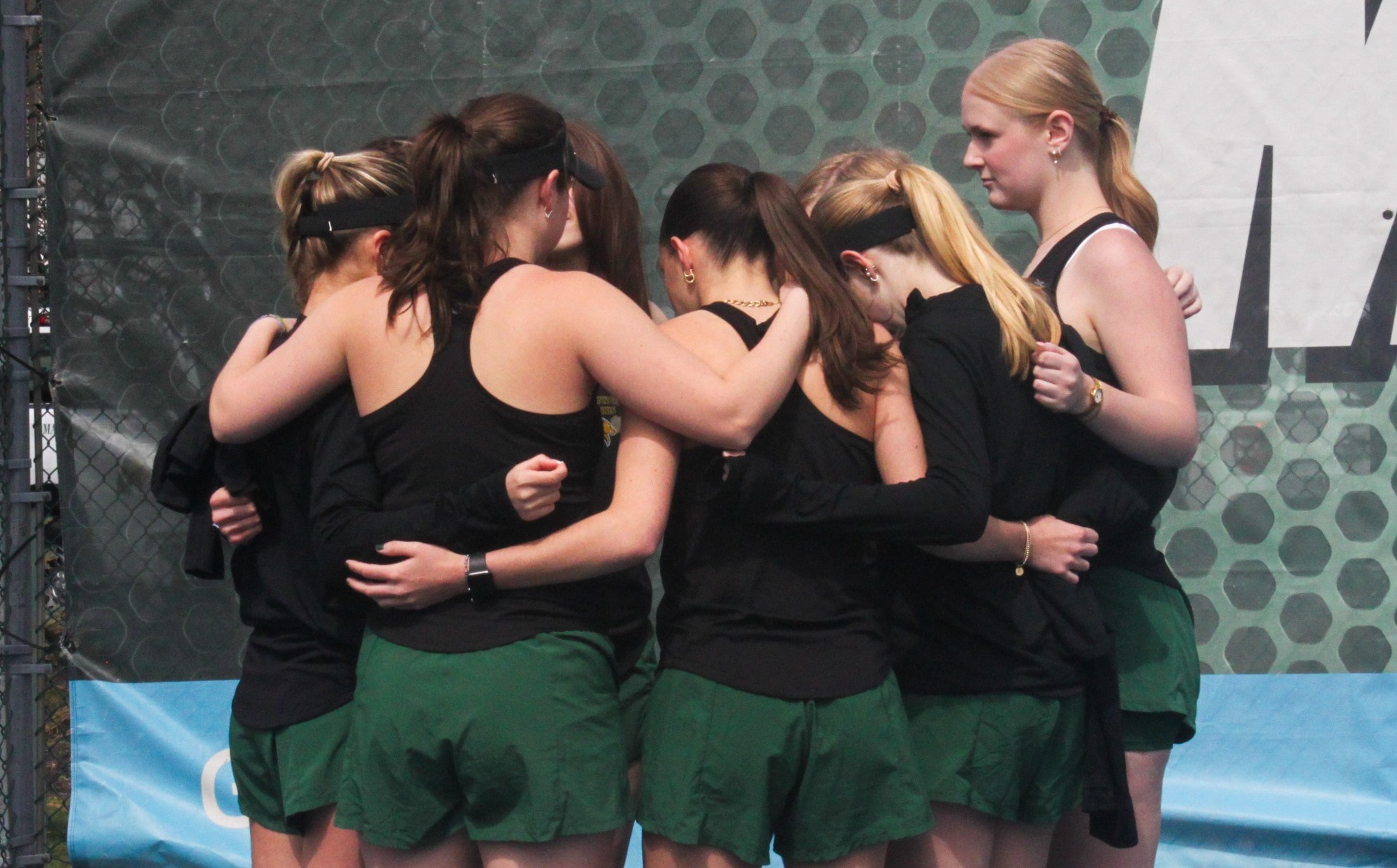 womens tennis huddle