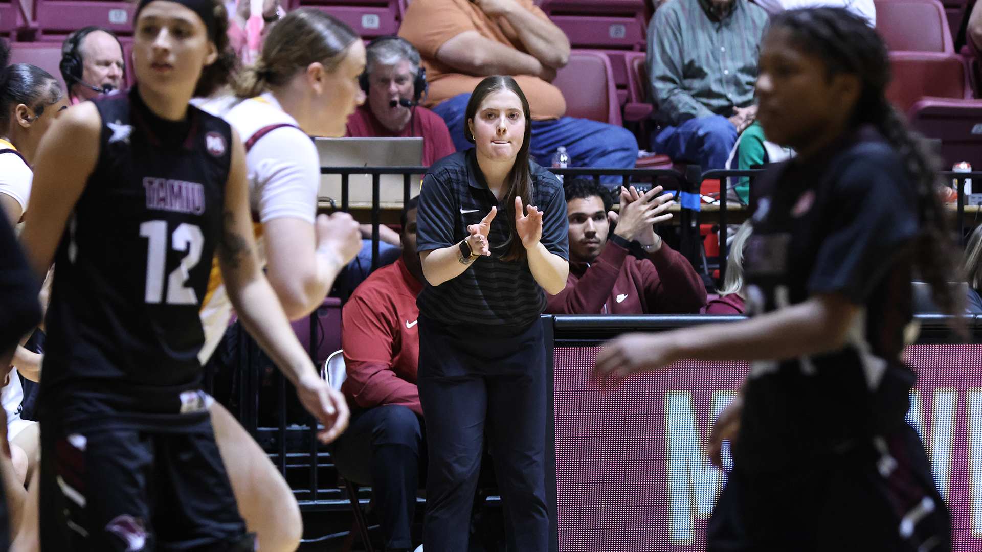 26_2_12_WBB_TAMIU_Seggewiss (1)