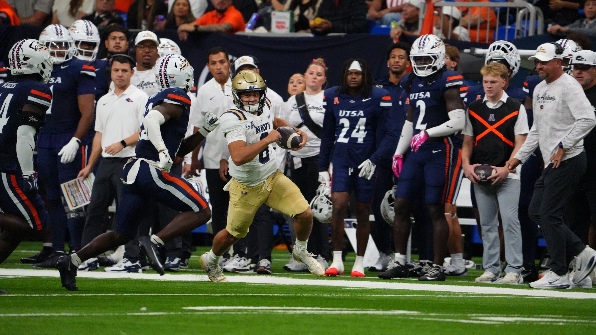 Jackson Gutierrez carries the ball at UTSA