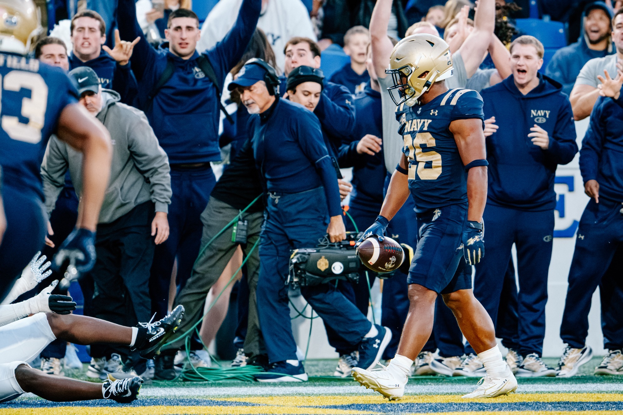 Michael Barrow scores a touchdown for the Mids