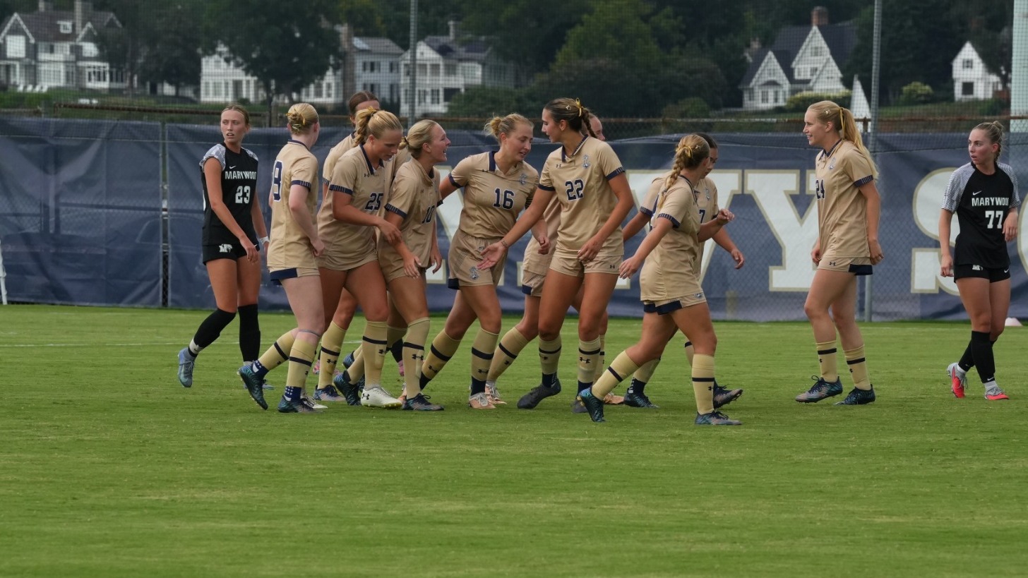 Team celebrates Sophia Ryan's goal