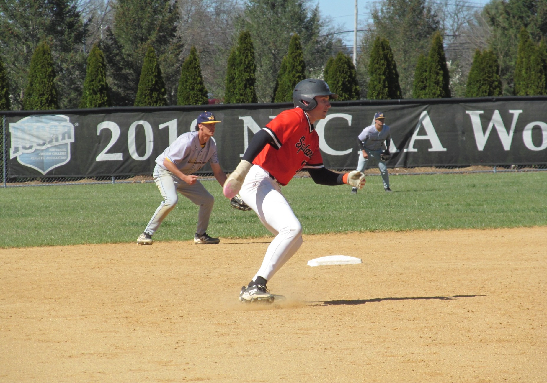 Baseball runner leading off 2b