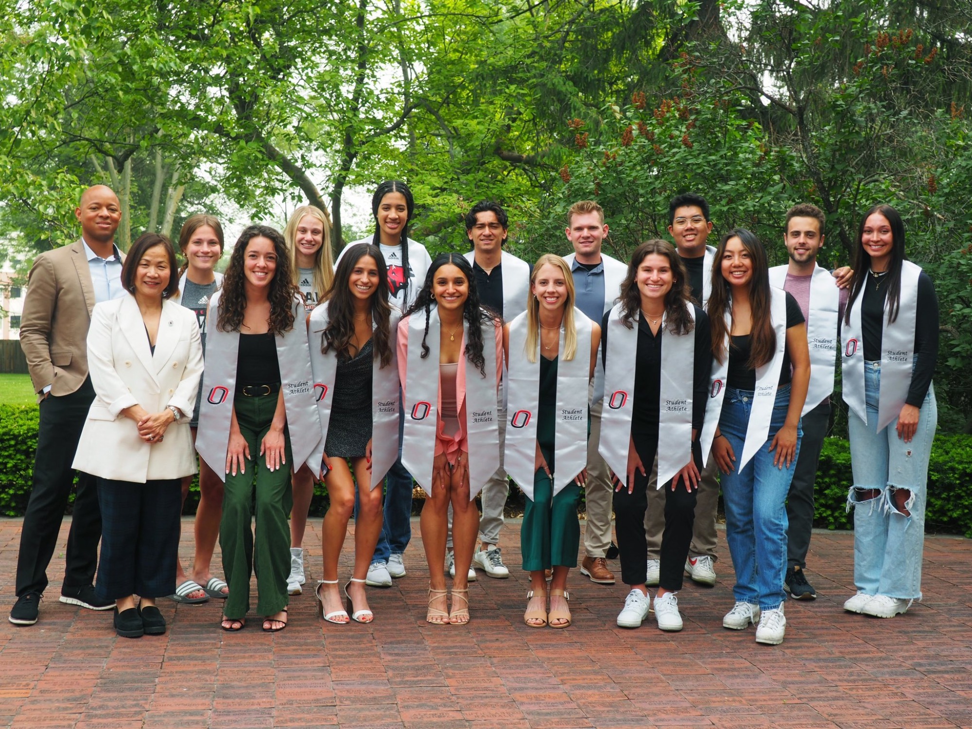 Photo of Omaha student-athletes with Chancellor Li and Vice Chancellor Dowell