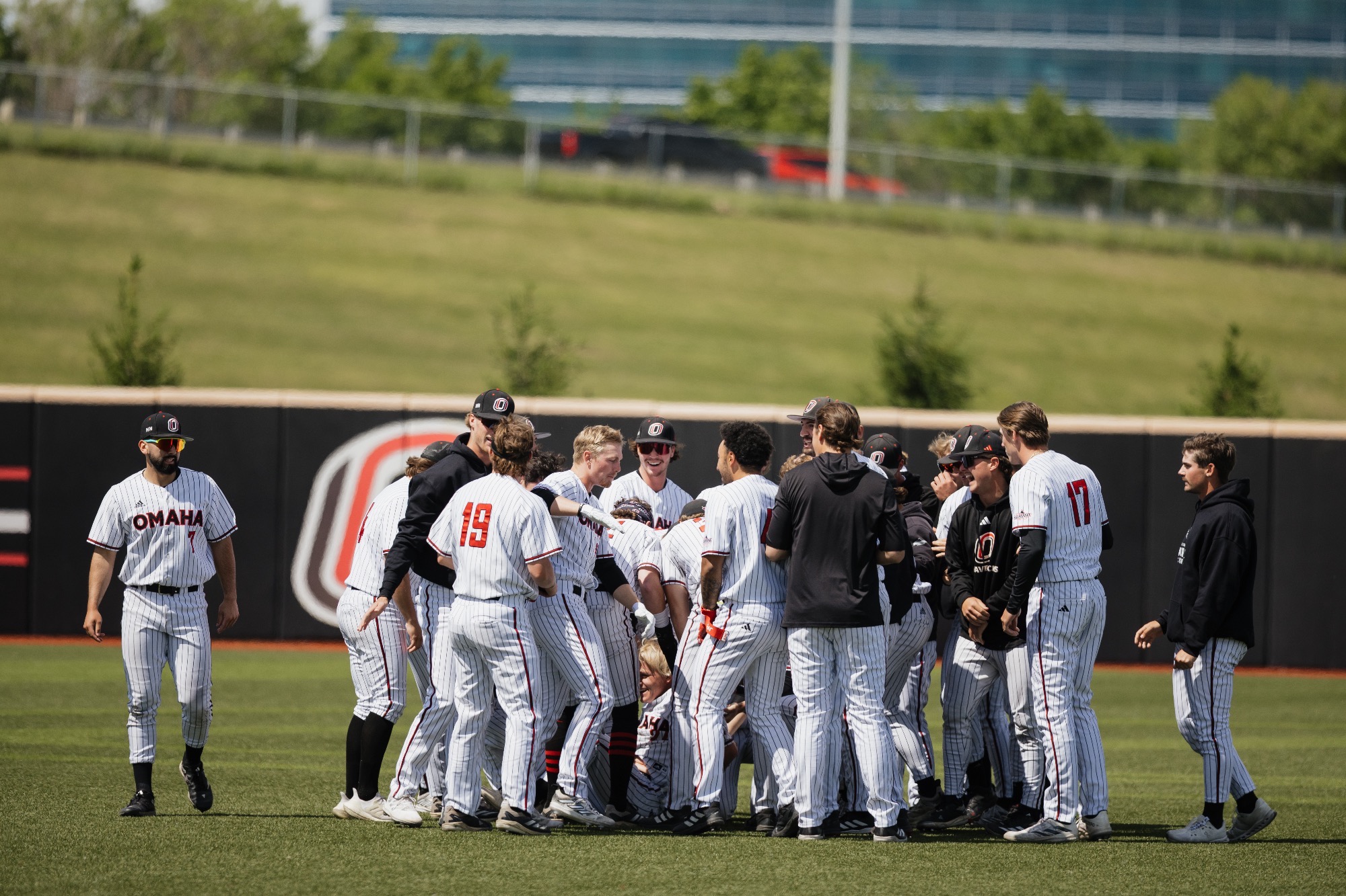 Mavericks swarm Borner after game-winning hit