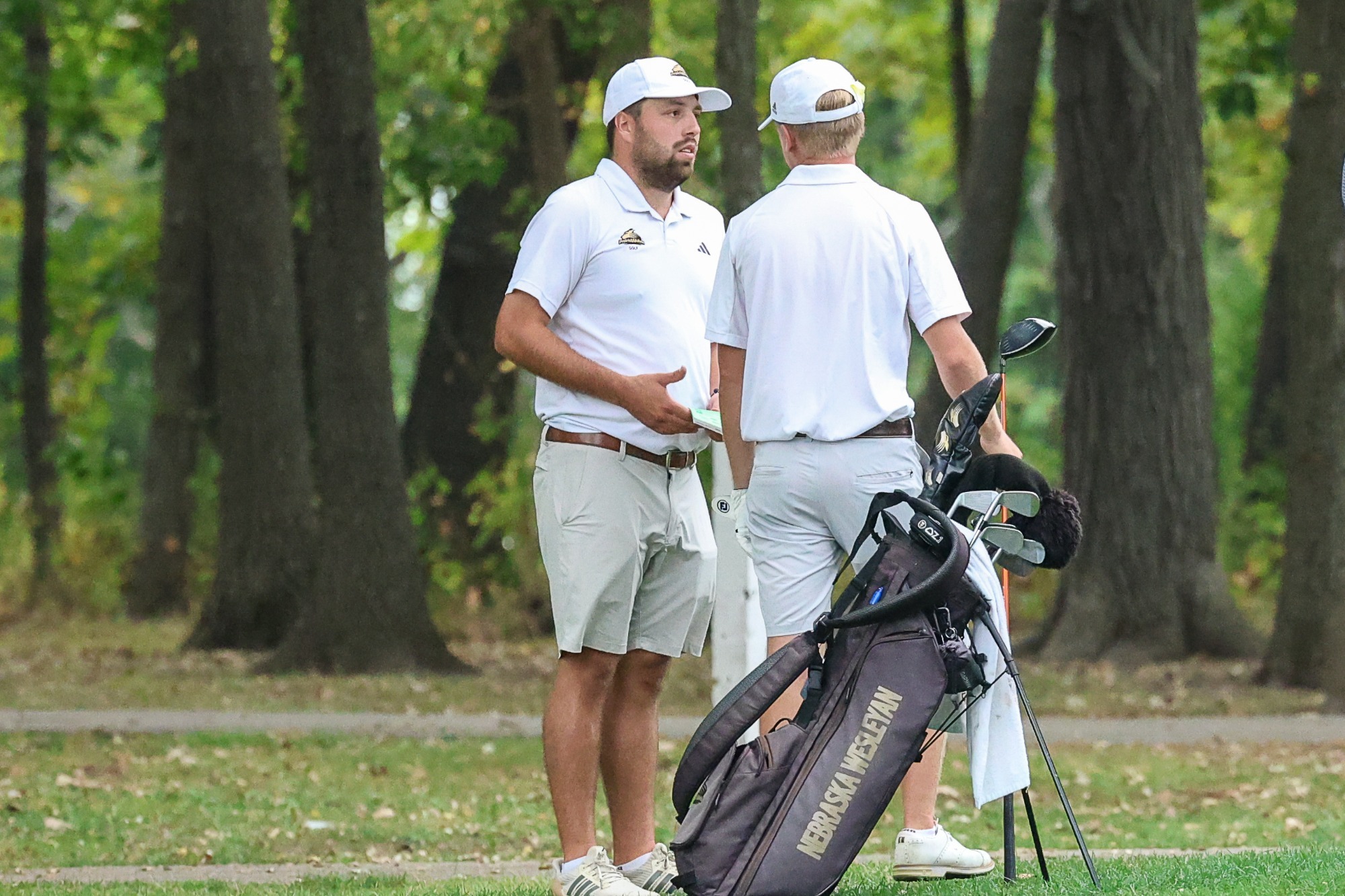 Kean Kontor discusses the shot with an athlete