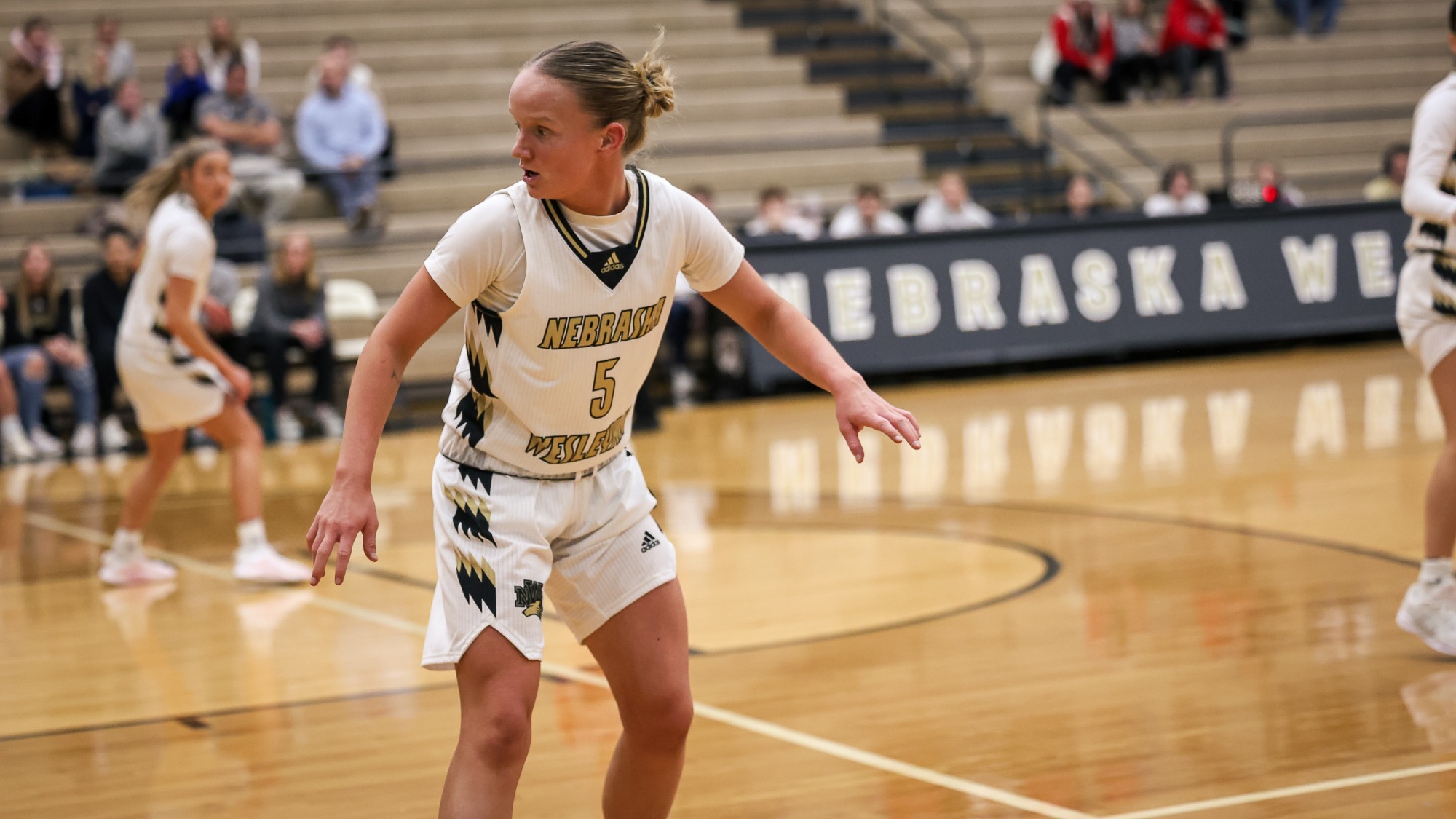 Peyton Tritz denies the ball in an inbounds pass