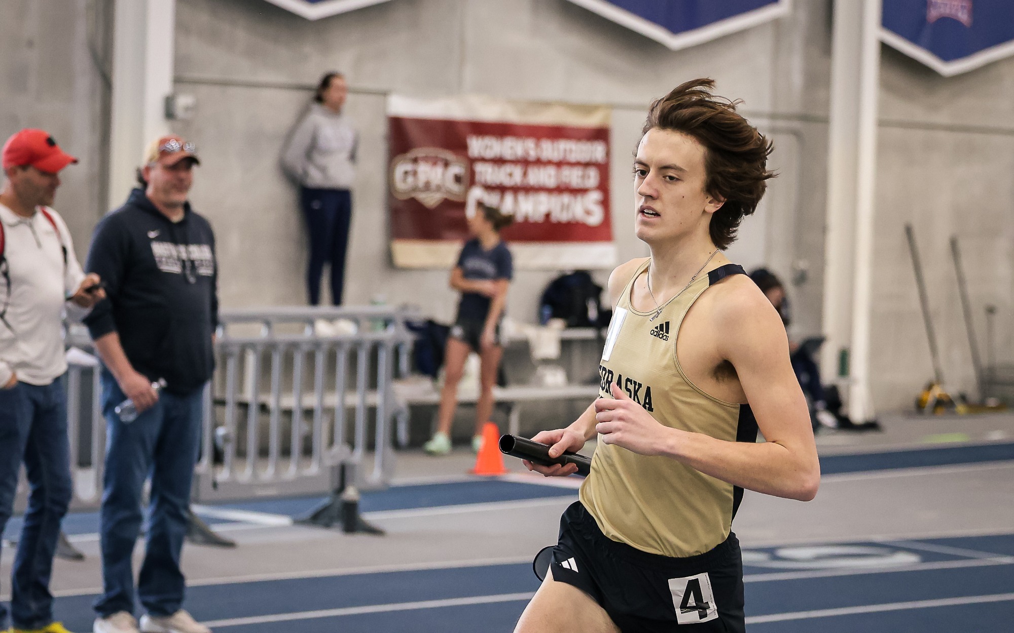Ethan Olson runs the 4x800 relay