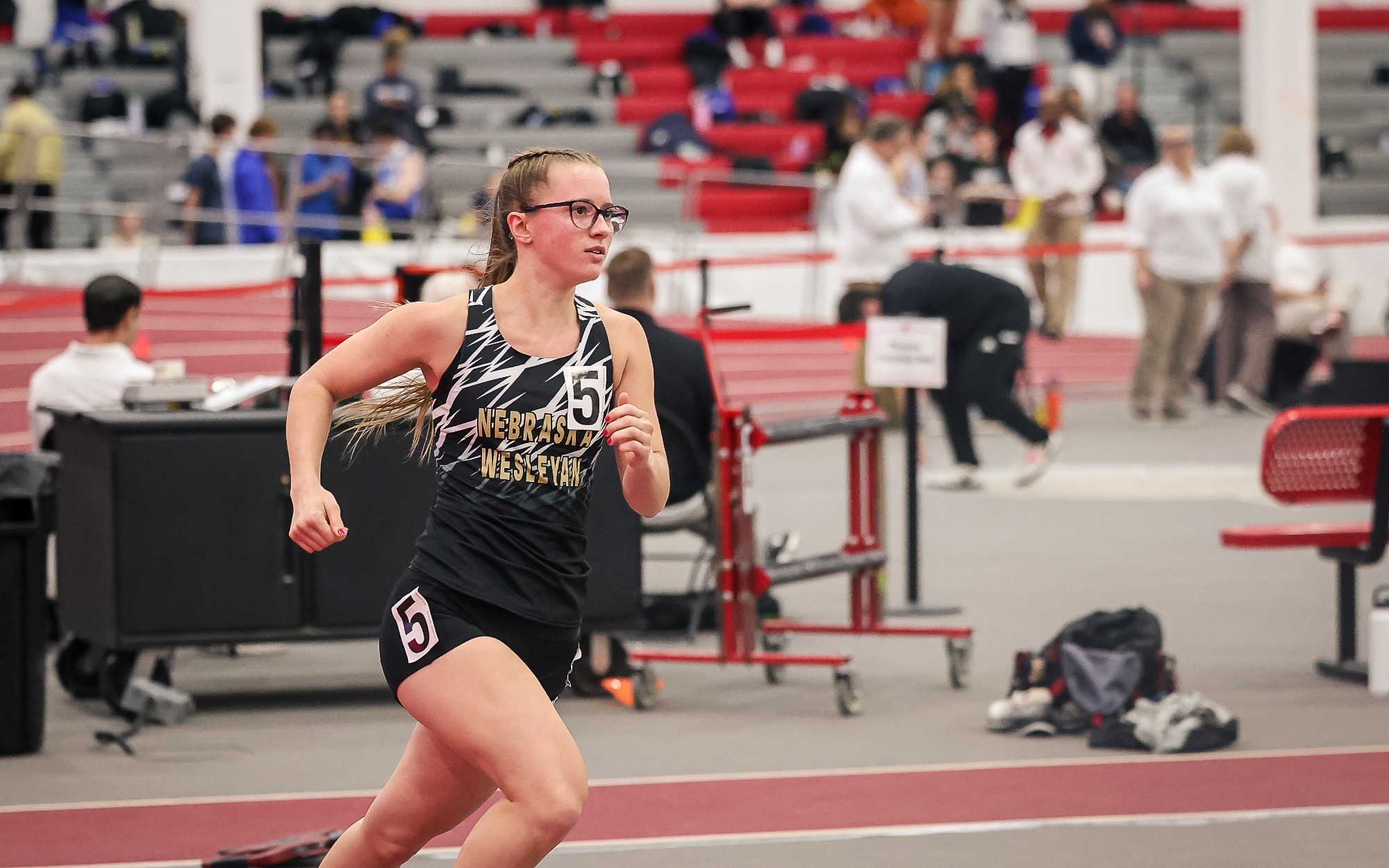 Breonna Hurry rounds the corner in the 800