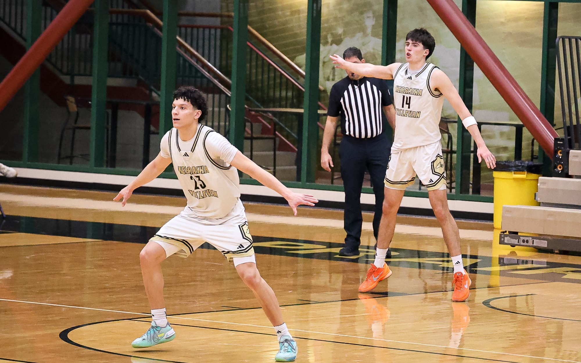 Christian Winn and Nick Howard call out matchups on defense